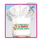 3376-1 CAPPELLO BIANCO DA CUOCO CON SCRITTA “DAL CUOCO NOVELLO LA RICETTA PER FAR TIRARE L’UCCELLO”